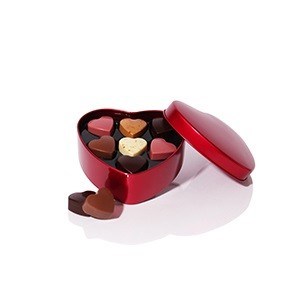 63g Fyldte chokoladehjerter i rød metalhjerte. 