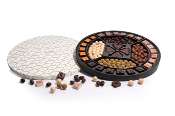 840g Fyldte chokolade, marcipan, lakrids m/choko & drageé i stor rund cocoture Palææske. 