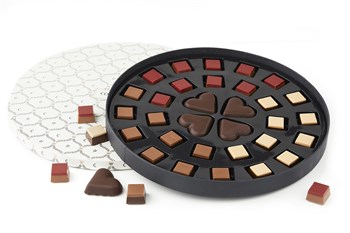 320g. Fyldte chokolade & 4 stk 20g marcipanhjerter i hvid rund PALÆ æske. 