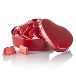 150g mini nougabarre i rød folie i rødt metalthjerte