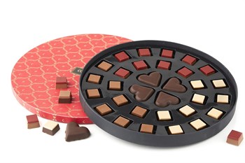 320g. Fyldte chokolade & 4 stk 20g marcipanhjerter i rød rund PALÆ æske. 
