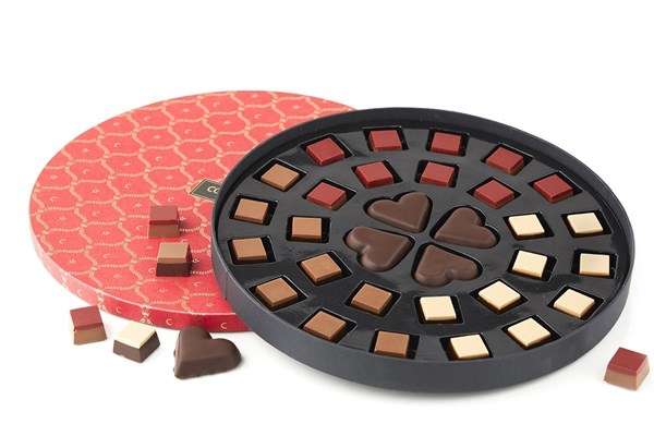 320g. Fyldte chokolade & 4 stk 20g marcipanhjerter i rød rund PALÆ æske. 