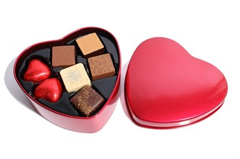Fyldte chokolader i rødt metal hjerte æske 