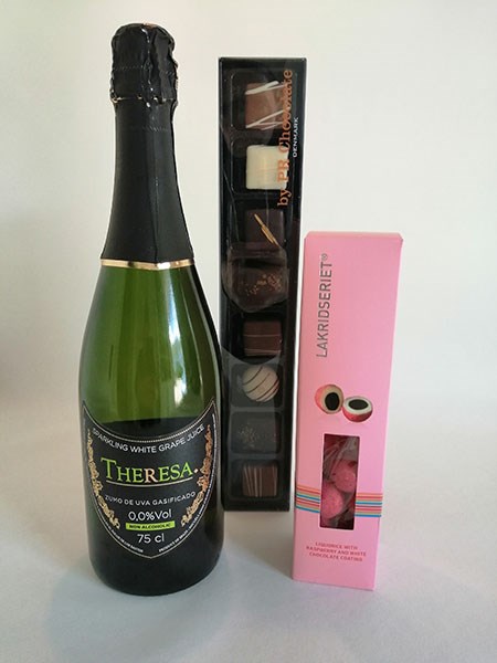 Gaveindpakning - alkoholfri champagne, fyldte chokolade og lakrids